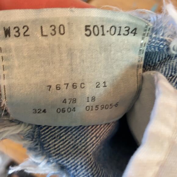 Levi's 501 Distressed Cut Off Shorts 32 - Picture 9 of 9